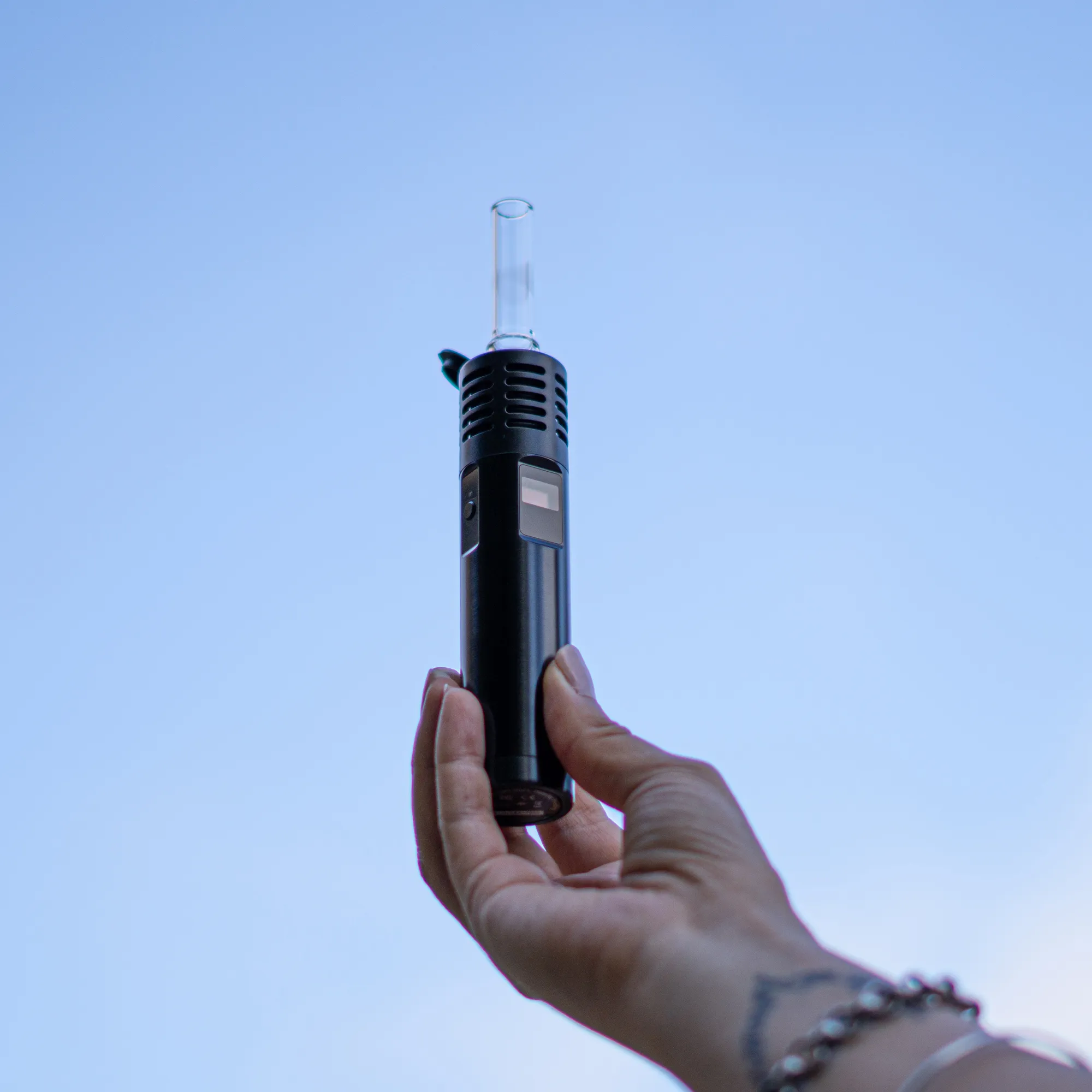 arizer-air-max-vaporizer-in-sky_2.webp